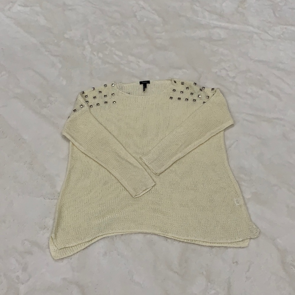 White knitted top with studs